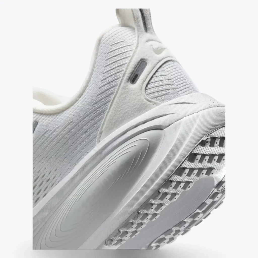 Nike Vomero 18 White Metallic Silver Photon Dust Running Shoes
